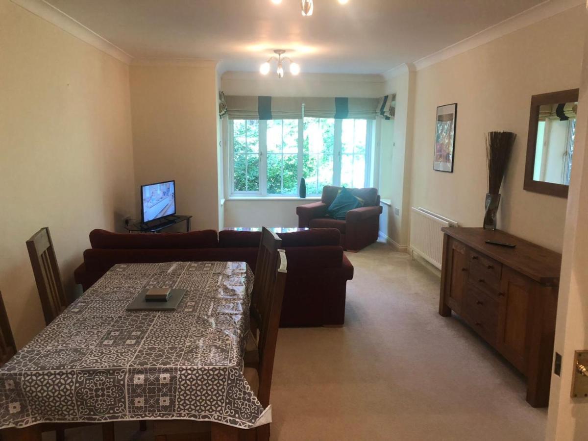 Lovely 2 Bedroom 2 Baths Flat With Free Parking Basingstoke Exterior foto